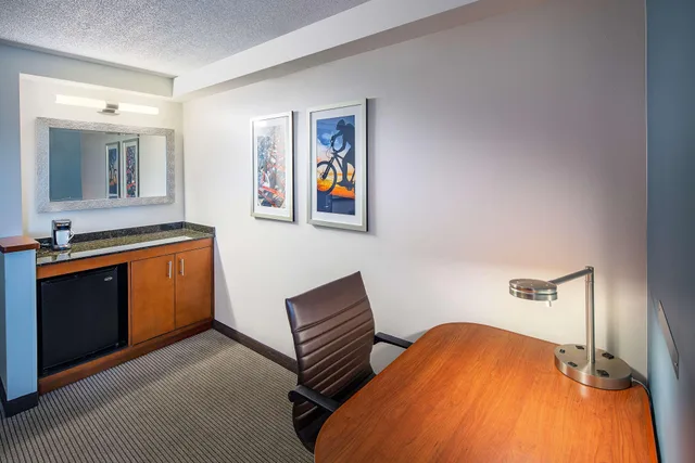 Room, Queen Bed, Hyatt Place Madison Downtown 3/4