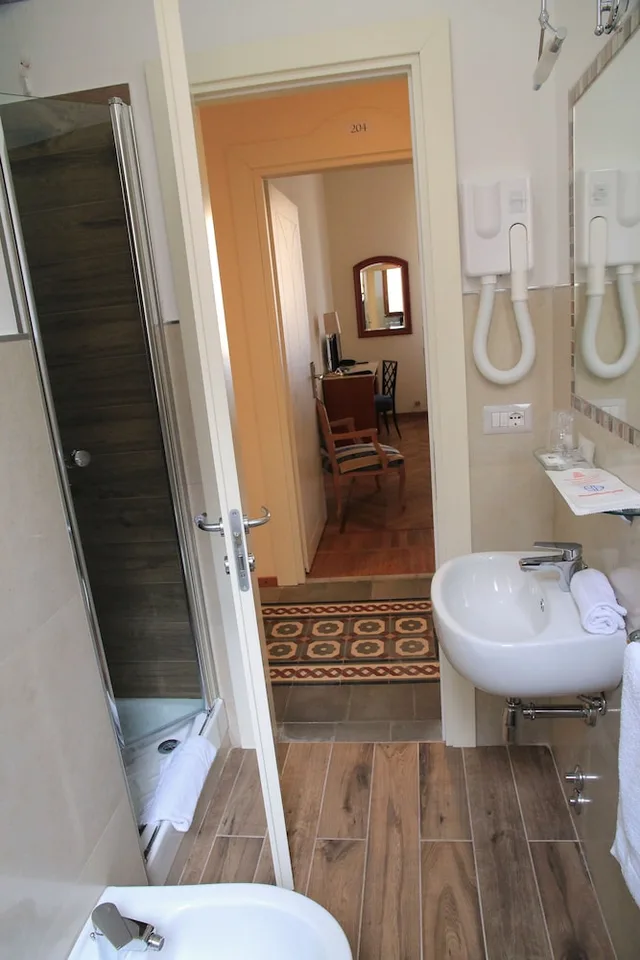 Room, Double or Twin Bed, External Bathroom, Hotel Palladio 4/6