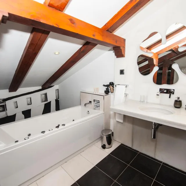 Room, King Bed, Attic، Posada Del Leon de Oro 7/10