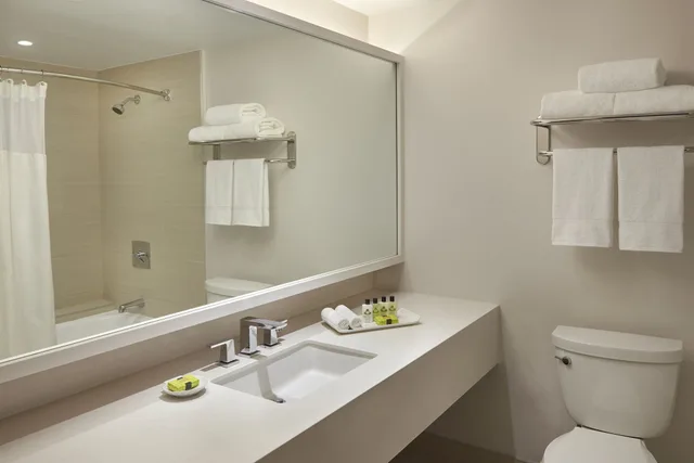 Premium, 2 Queen Beds, High Floor, INTERCONTINENTAL TORONTO CENTRE 7/8