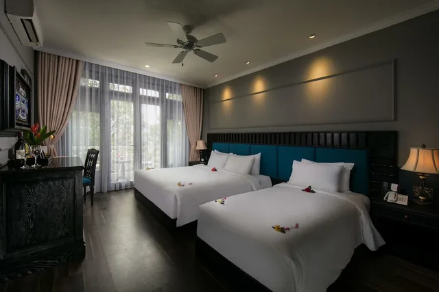 غرفة ديلوكس ثلاثية بسرير كينج وسرير فردي بإطلالة على المدينة، Golden Holiday Hoi An Hotel 7/10