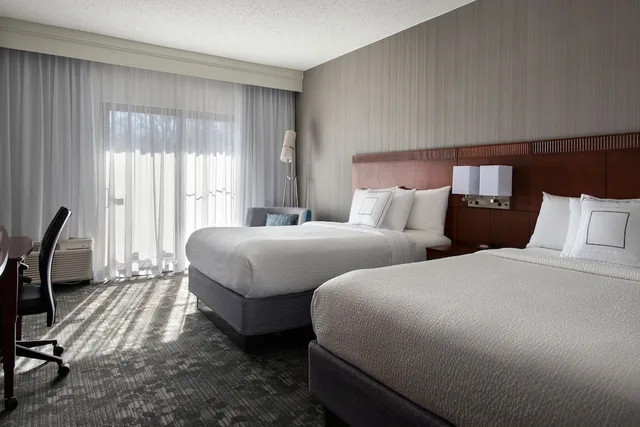 غرفة بسريرين مزدوجين بإطلالة على الفناء، Courtyard by Marriott Mahwah 1/3