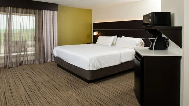 غرفة قياسية بسرير كينج مع أريكة، Holiday Inn Express Cincinnati West 1/7