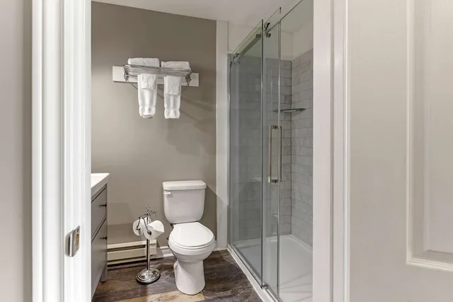 Signature, King Bed, Sofa, Jetted Tub, Christies Mill Waterfront Resort and Spa 10/10