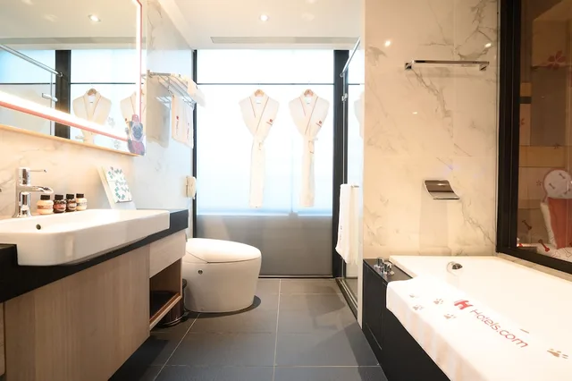جناح تنفيذي بحوض استحمام، Hotel East 2/3