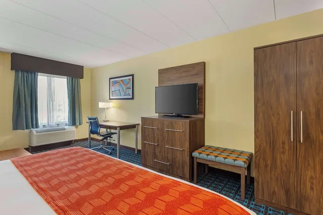 غرفة قياسية بسرير كينج مع أريكة، Best Western Plus North Shore Hotel 3/4
