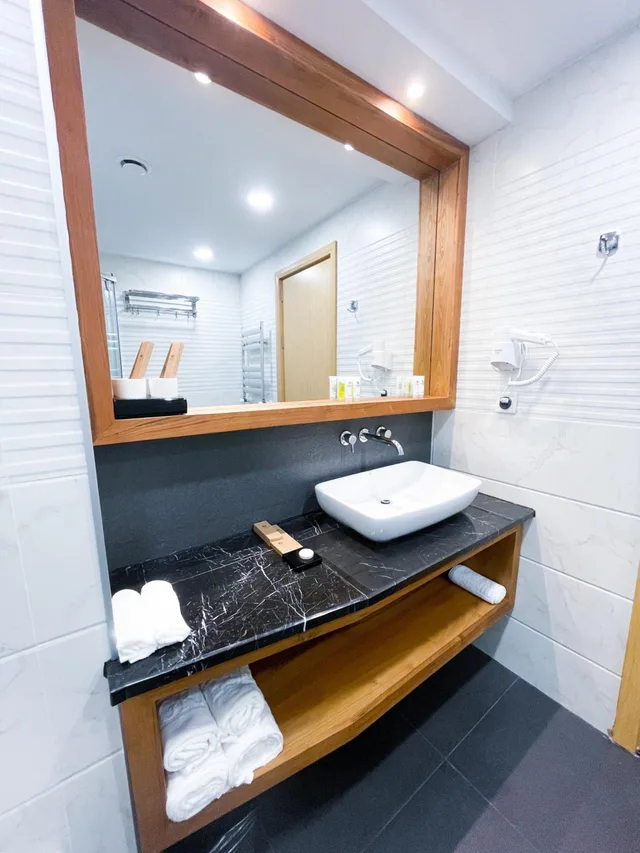 جناح جونيور بشرفة، Grand Opera Hotel 3/6