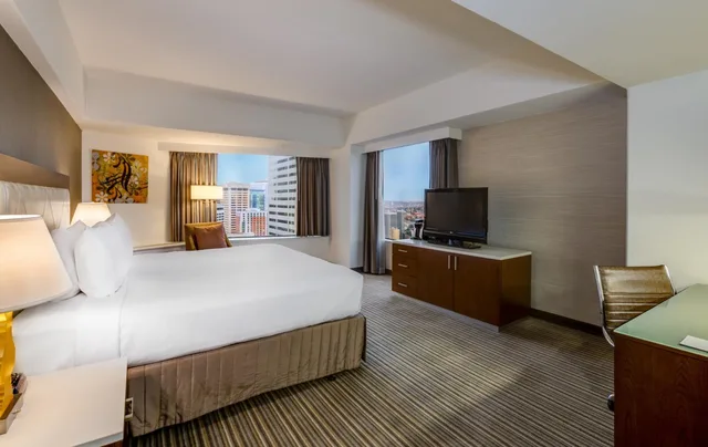 غرفة بريميوم بإطلالة على المدينة في طابق مرتفع، Crowne Plaza Seattle Hotel 1/7