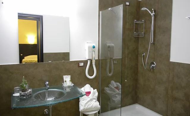 Basic, Double or Twin Bed, Hotel Garibaldi 7/7