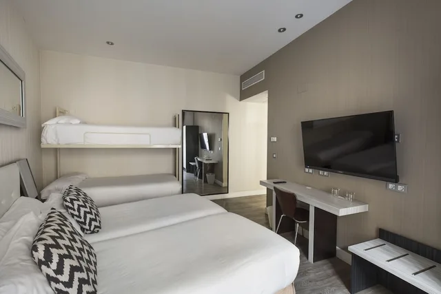 غرفة رباعية، Petit Palace Triball 2/4