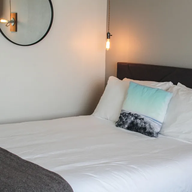 East, Queen Bed, Accessible، Adrift Hotel 2/4