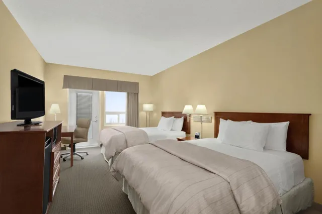 غرفة بسريرين كوين يُسمح فيها بالحيوانات الأليفة، Days Inn and Suites By Wyndham Brandon 1/6