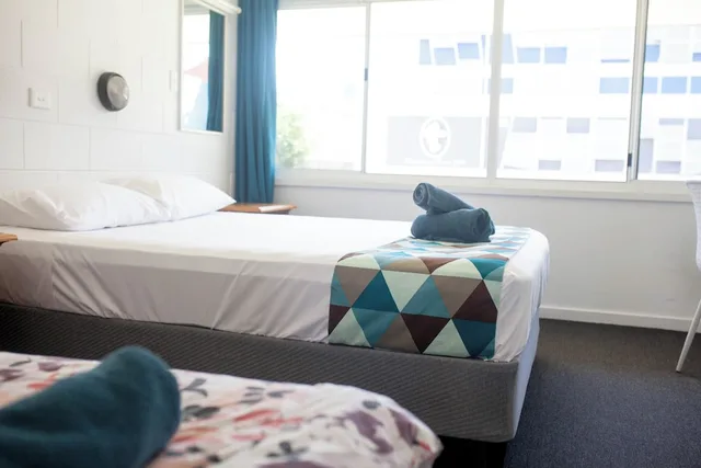 غرفة بسرير مزدوج وسرير فردي، Cairns City Motel 4/10