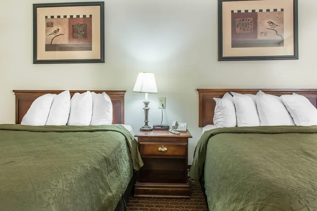 غرفة قياسية بسريرين كوين، Rodeway Inn Brookville, PA 4/9