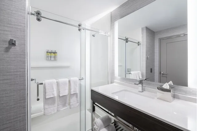 غرفة بسرير كوين بمطبخ لذوي الإعاقة، Staybridge Suites Boston Logan Airport - Revere 2/5