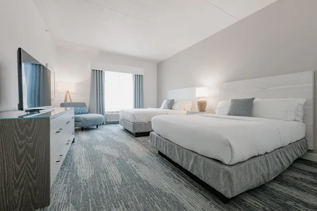 Family Suite, 2 Queen and Twin Beds, Hotel Bethany Beach 2/6