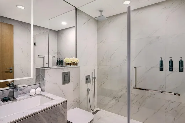 جناح بسرير كينج بإطلالة على البحر بشرفة بغرفة نوم واحدة، Hilton Bahrain City Centre Hotel and Residences 2/2