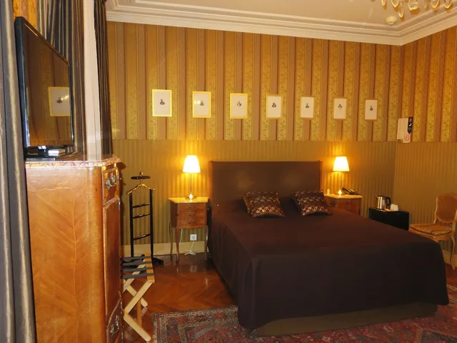 غرفة ديلوكس رباعية بسرير كينج وسرير فردي مع أريكة، Hotel Windsor Home Paris 2/8