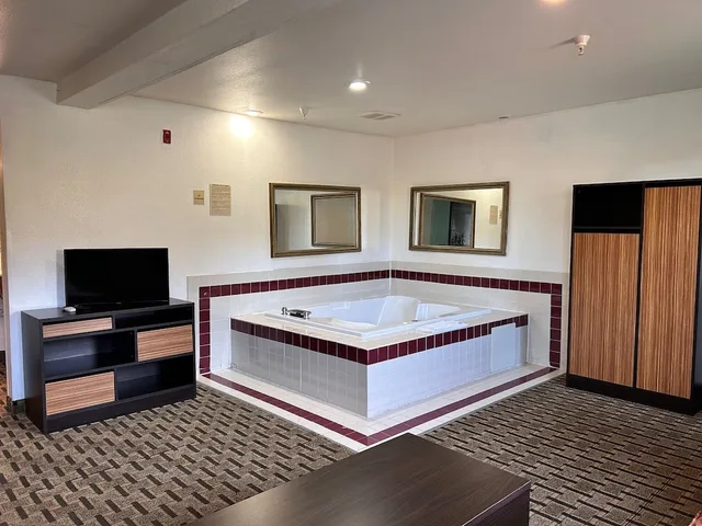 جناح بسرير كينج بجاكوزي، Super 8 By Wyndham Lynchburg Va 4/6