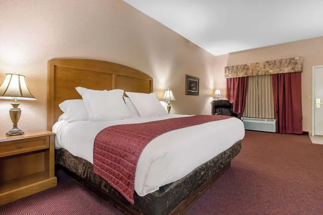 Standard, King Bed, Norfolk Lodge Suites Ascend Hotel Collection 4/10