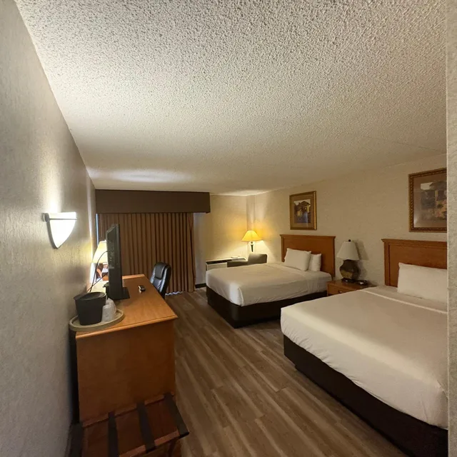 غرفة قياسية بسرير كوين، Bismarck Hotel and Conference Center 2/8