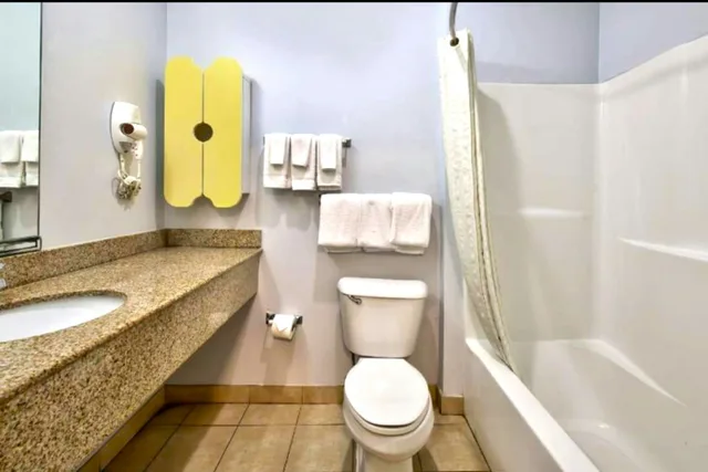 Queen Bed with Queen Sofa Sleeper Bed with Kitchenette Non - Smoking، Oyo Townhouse Sulphur,LA Extended Stay I-10 4/5