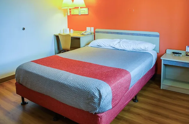 غرفة قياسية بسرير كوين، West Ashley Inn 1/4