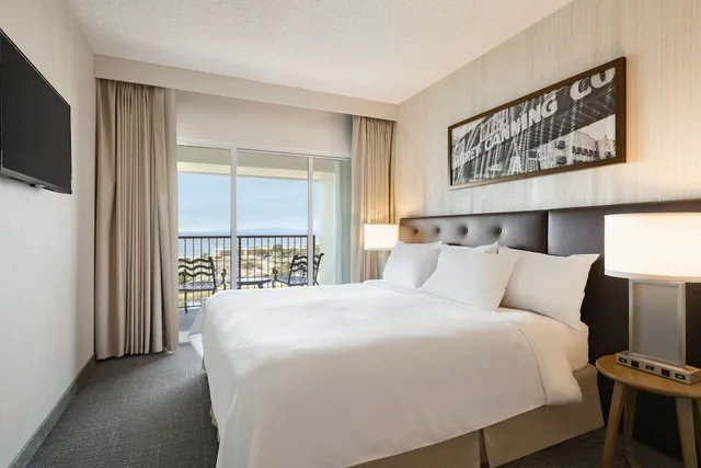 جناح بسرير كينج وسريرين مزدوجين بغرفتي نوم، Embassy Suites by Hilton Monterey Bay Seaside 2/3