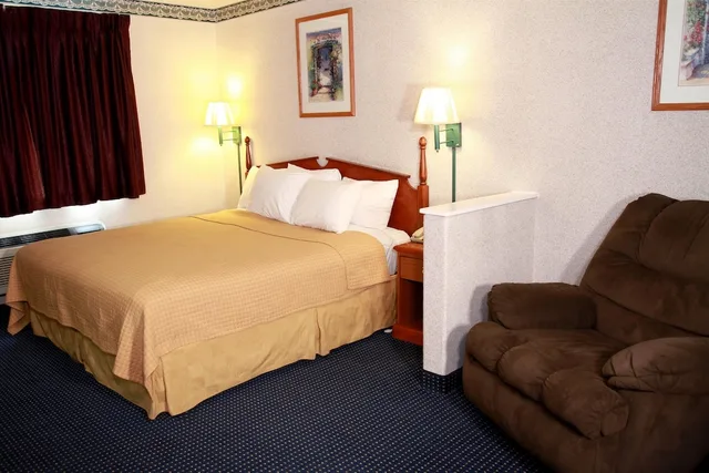 غرفة بسرير كينج لذوي الإعاقة، Travelodge by Wyndham Guymon 1/2