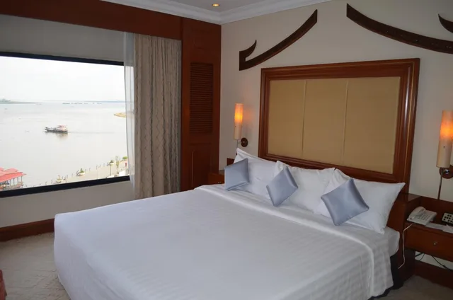 Executive, Suite, King Bed, Cambodiana Hotel 1/10