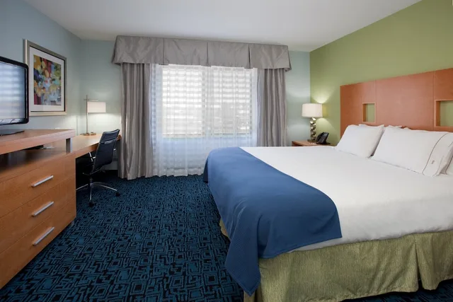 غرفة قياسية بسرير كينج مع أريكة، Holiday Inn Express & Suites Rock Springs Green River 1/3