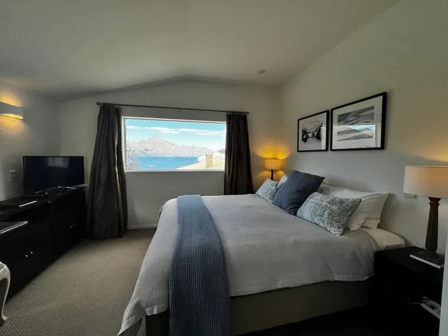 غرفة بسرير مزدوج أو سريرين منفصلين بإطلالة على البحيرة، Queenstown House Boutique Bed and Breakfast and Apartments 1/9