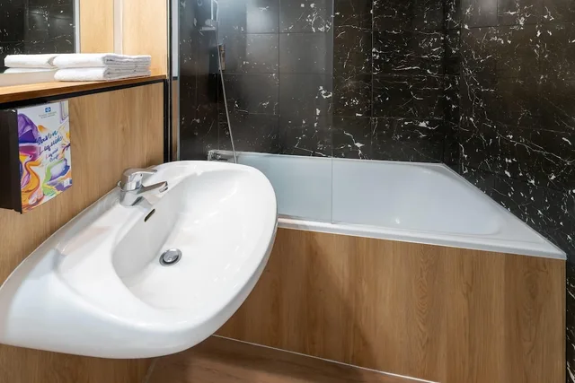 غرفة قياسية بسريرين منفصلين بحوض استحمام، Sure Hotel by Best Western Dijon Sud 7/10