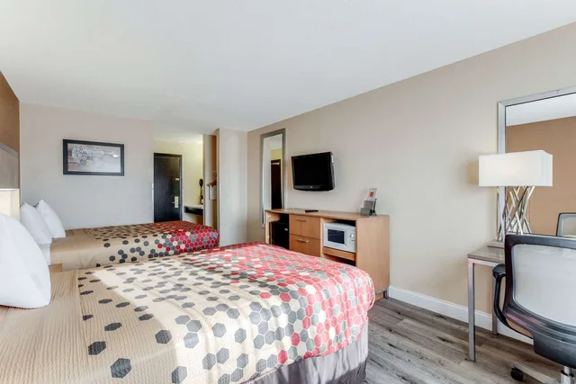 غرفة بسريرين مزدوجين، Econo Lodge Madison East 2/4