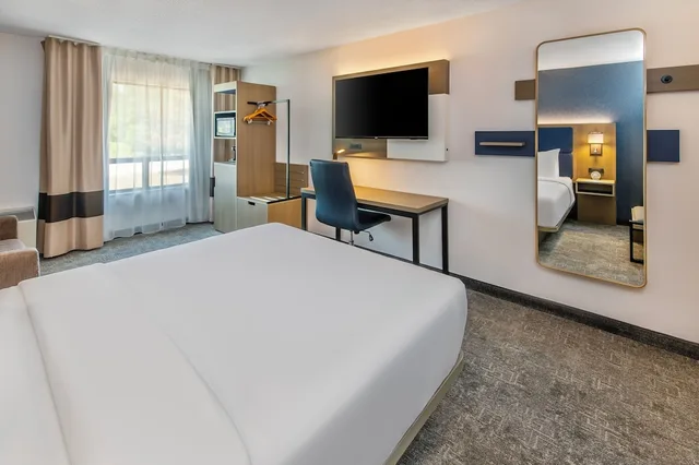 غرفة بسرير كوين مع أريكة، Comfort Inn North Bay, ON 3/6