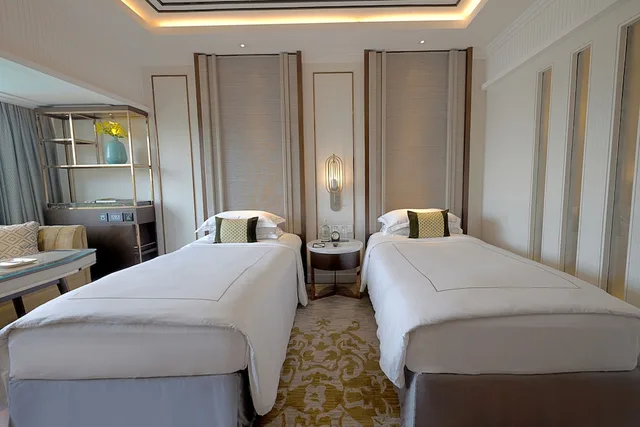 غرفة ديلوكس بسريرين منفصلين وسرير كينج بإطلالة على المسبح، Taj MG Road Bengaluru 2/2