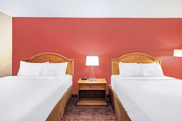 غرفة بسريرين كوين لذوي الإعاقة، Ramada By Wyndham Grand Forks 5/6