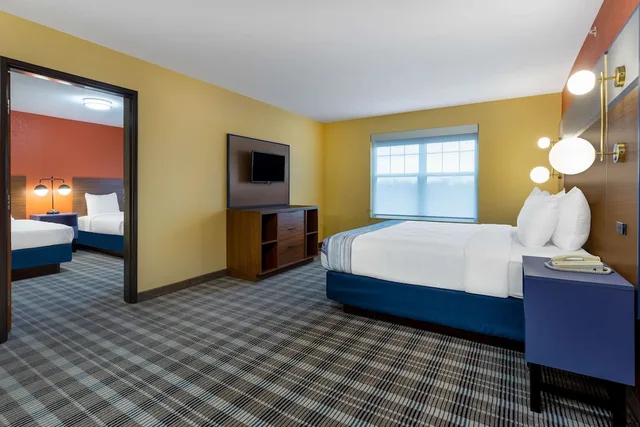 غرفة بسرير كينج وسريرين منفصلين، Americinn By Wyndham Fulton Clinton 1/2
