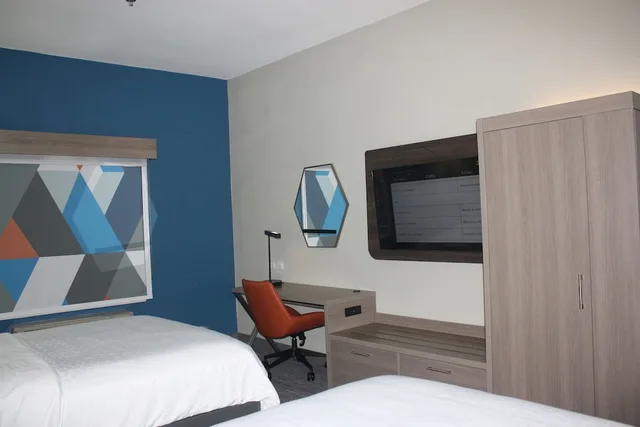 جناح بسريرين كوين، Holiday Inn Express Hotel & Suites Shamrock North 3/4