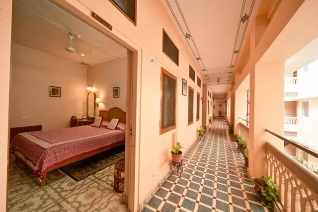 Room, Hotel Arya Niwas 2/3
