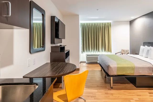 Deluxe, King Bed, Kitchenette, Studio6 Lake Charles, LA 2/7