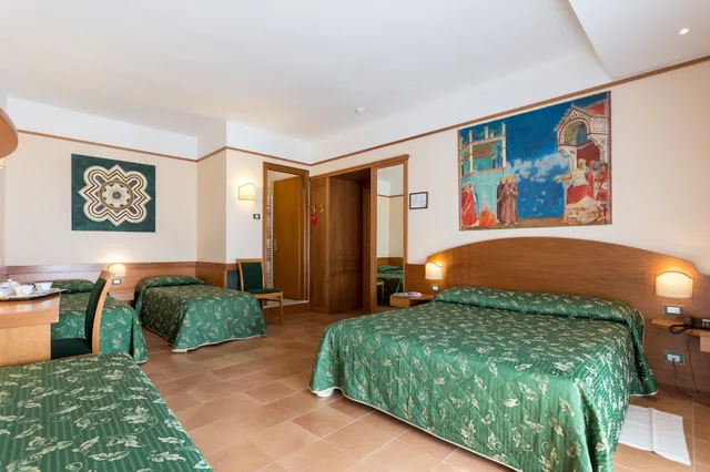 غرفة قياسية رباعية بسرير كوين مع أريكة، Hotel Ristorante La Terrazza 3/8