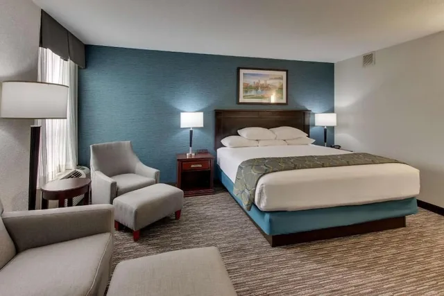 غرفة قياسية بسرير كينج، Best Western Plus Indianapolis North at Pyramids 5/10