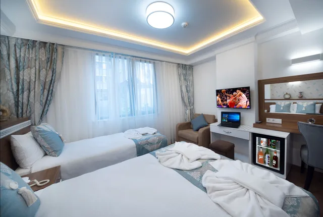 غرفة قياسية بسرير مزدوج وسرير فردي مع أريكة، Lika Hotel 5/10