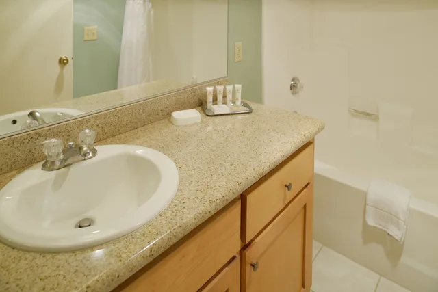 غرفة بسرير كوين بغرفتي نوم مع أريكة بمطبخ، Riviera Oaks Resort & Racquet Club 9/10