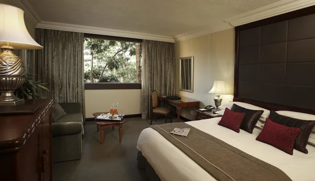 Luxury, Family, King Bed, Sofa, The Cascades Hotel At Sun City Resort 5/7