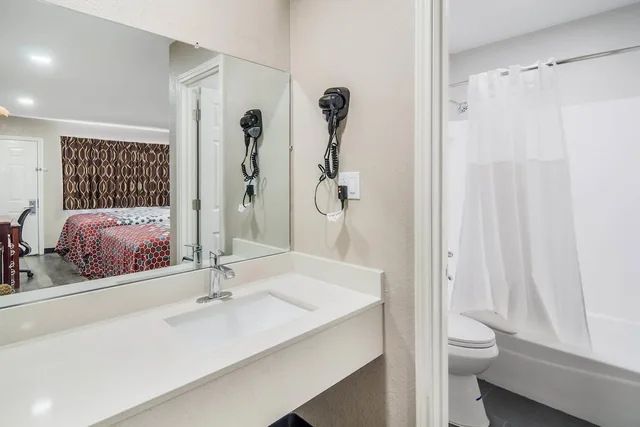غرفة بسريرين مزدوجين، Super 8 by Wyndham Waco North I-35 2/2