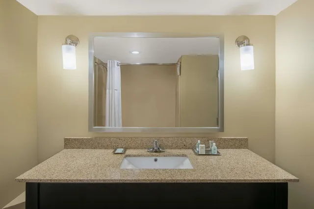 غرفة بسرير كينج لذوي الإعاقة، Wyndham Garden Texarkana 7/9