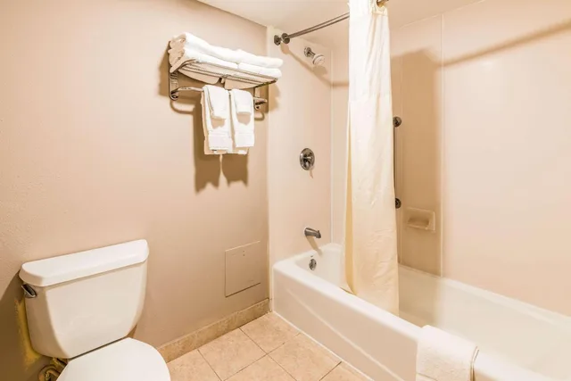 Junior Suite, Lake Norman Inn and Suites (ex Clarion) 8/10