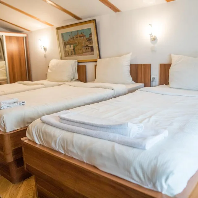 غرفة ثلاثية، Hotel Herc 4/9